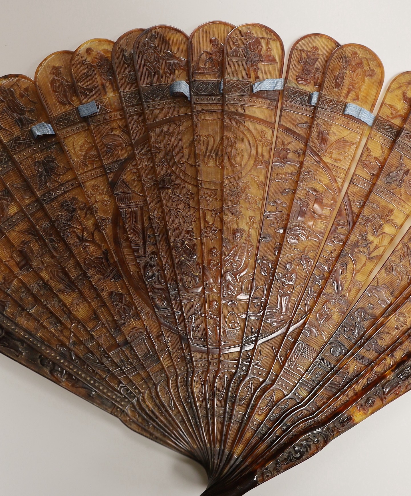 A 19th century Chinese tortoiseshell Brise fan, decorated with a central figural cartouche, 18.5cms high